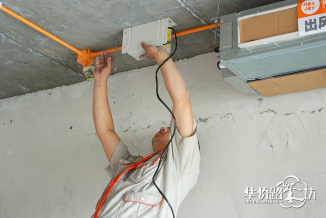 七、空调管路安装 空调管路安装分四步完成: 第一步,进行管路包扎、有效保护管路各项性能。 第二步,现场勘察放样、穿墙打洞,外墙需打空调管洞和新风管洞,内墙需凿出风管方孔。 第三步,内外机吊装,并接管接线,完成后进行第一次调试,合格后方可开始封吊顶。 第四步,待装修开始后再安装风口面板,然后进行第二次调试,合格,移交业主。