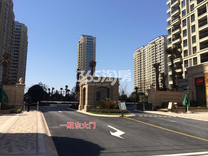 滨江万家名城一期东大门实景图 2016年2月摄